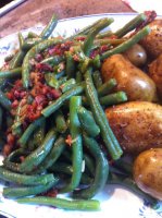 Зеленая стручковая фасоль с розмарином, помидорами и картофелем.